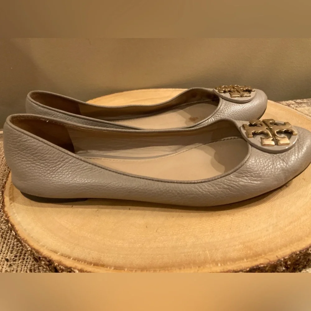 TORY BURCH Claire Ballet Flat Tumbled Leather Grey Slip On Logo Gold Flats‎ 8M